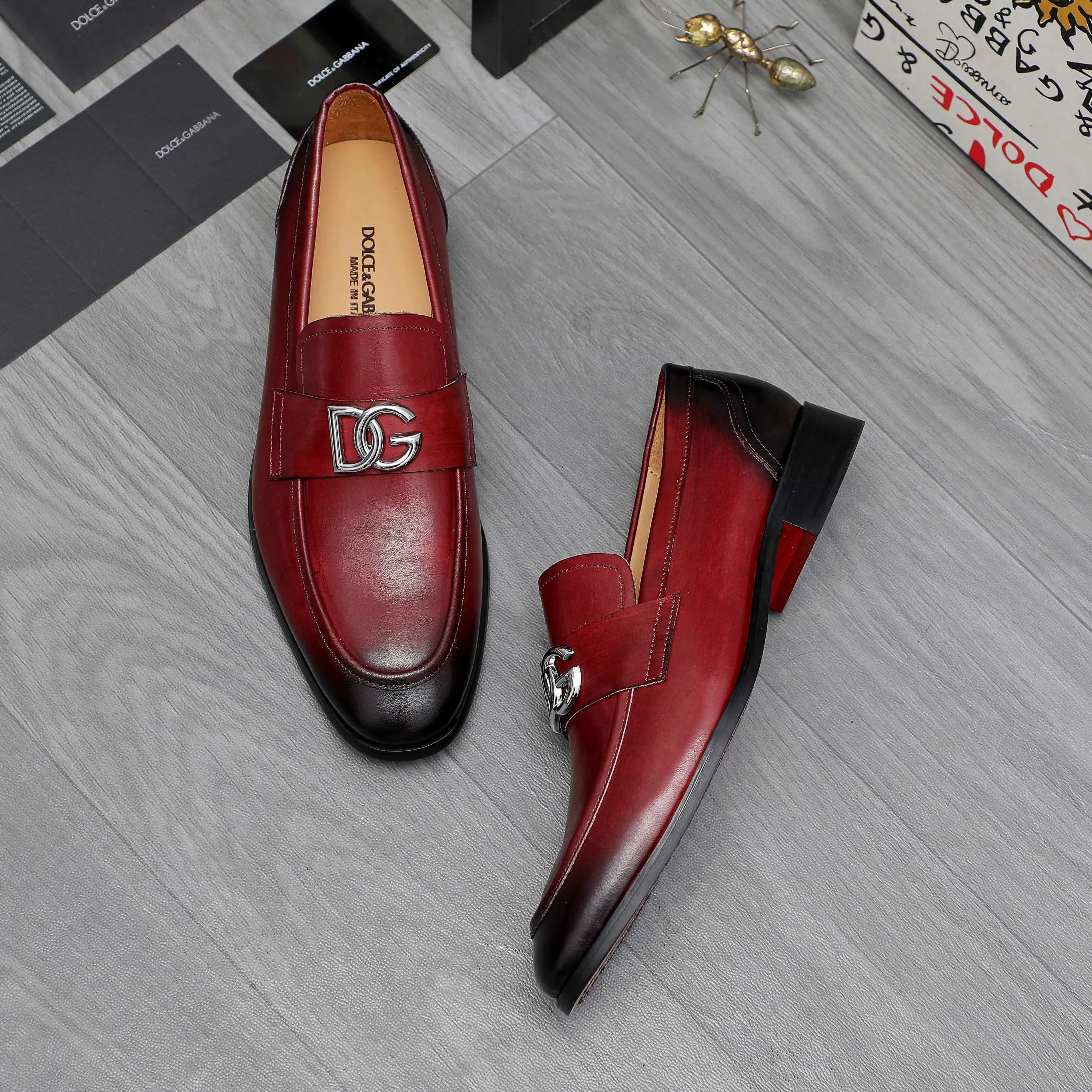 Men's shoes 💰500 Product trademark: DG (Dolce & Gabbana) business casual leather shoes Regular size: 38-45 (45 is custom-made and non-returnable) Product materials: Selected high-quality color-brushed cowhide upper, cowhide lining, original outsole